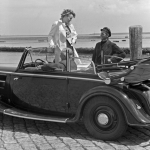 Rencontre au bord de la mer avec une voiture décapotable ancienne
