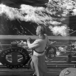 Femme contemplant la mer depuis un bateau