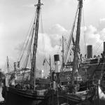 Barges et navires à quai dans un port animé