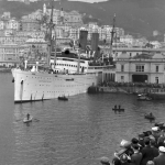 Navire entrant dans le port historique entouré de spectateurs