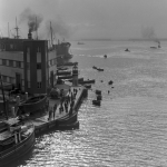 Port animé avec bateaux et fumeurs en arrière-plan