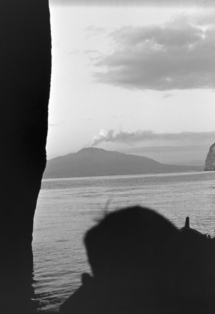 AKG4594961.webp Vue d'un volcan en éruption sur la côte – Image 1