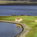 Maison isolée au bord d'un lac islandais