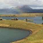 Paysage montagneux avec lacs et collines verdoyantes