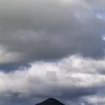 Paysage de montagne islandaise sous un ciel nuageux