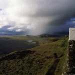 Maison solitaire sur les falaises islandaises