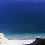 Vue sur une Plage Isolée et Mer Bleue