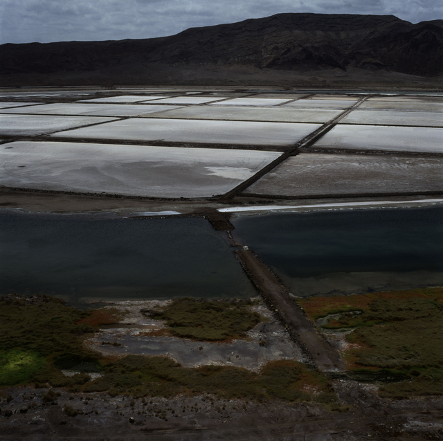 AKG466285.webp Vue aérienne des salines avec montagne en arrière-plan – Image 1