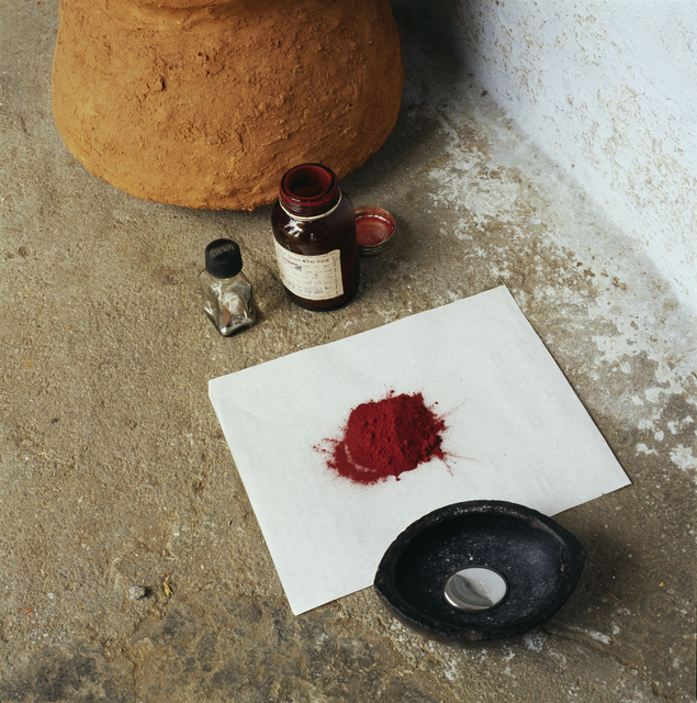 AKG466507.webp Préparation de pigments rouges sur feuille de papier – Image 1