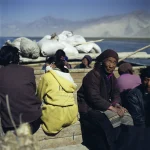 Groupe de Personnes en Plein Air à Bord de Bateaux