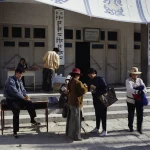 Rencontre dans une rue asiatique devant un bâtiment