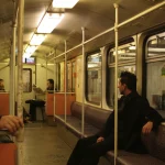 Voyageurs dans un métro presque vide