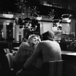 Conversation intime dans un café