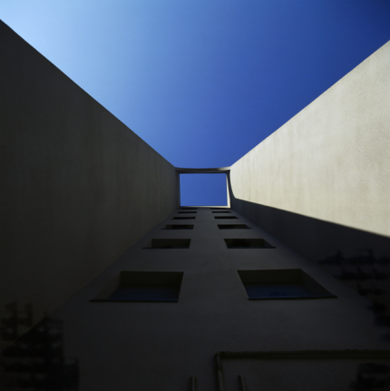 Vue vers le ciel à travers un bâtiment