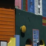 Façades Colorées d'un Quartier Urbain en Amérique du Sud