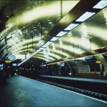 Station de métro avec éclairage lumineux et quelques passagers