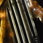 Vue aérienne de nuit d'une gare ferroviaire avec routes illuminées adjacentes