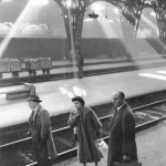 Gare ferroviaire en matinée brumeuse