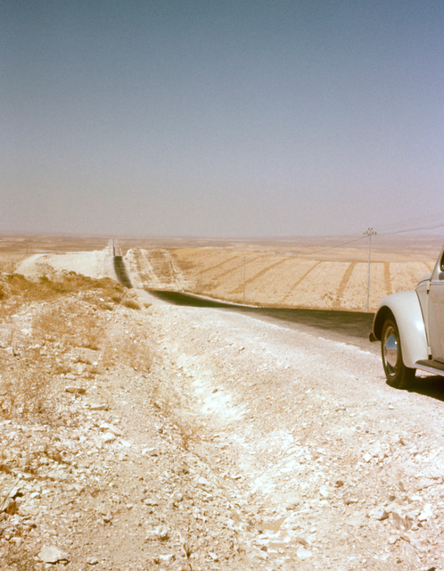 AKG4744780.webp Route Déserte avec Voiture – Image 1