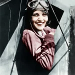 Femme pilote souriante dans un avion