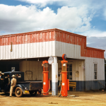 Station Essence Rurale avec Véhicule et Personnes
