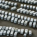 Vue aérienne d'un parking rempli de caravanes