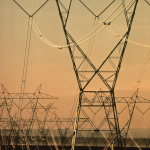 Pylônes électriques au coucher du soleil