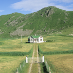 Maison isolée au pied d'une colline verdoyante