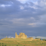 Ancienne ruine sur une colline sous un ciel nuageux