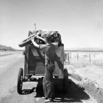 Homme chargeant un chariot en bordure de route