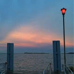 Couché de soleil sur un quai au bord du lac.