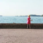 Enfant jouant près de l'eau