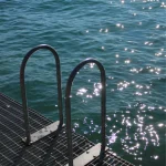 Echelle de bain au bord de l'eau scintillante