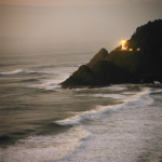Phare sur la côte rocheuse au crépuscule