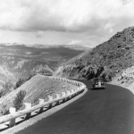 Route de montagne sinueuse avec voiture ancienne