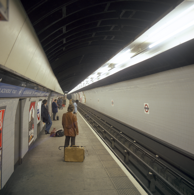 AKG4866709.webp Station de métro avec passagers attendant le train – Image 1