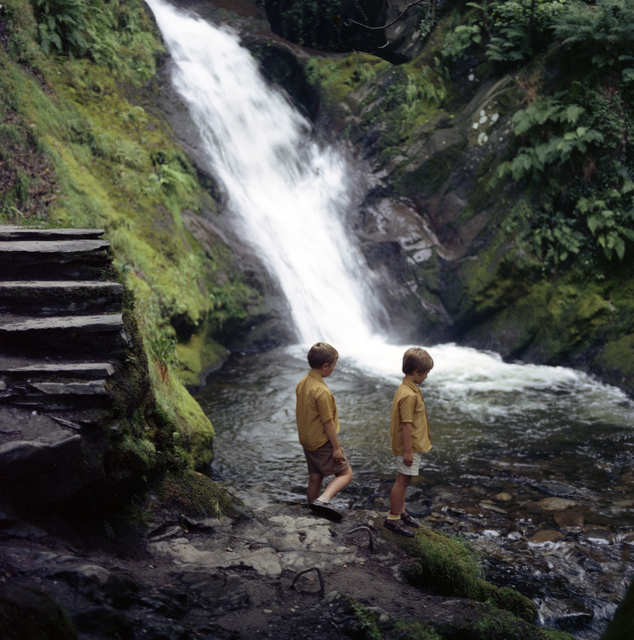 AKG4866756.webp Deux enfants explorant une chute d'eau en forêt – Image 1
