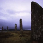 Cercle de pierres dressées sous un ciel couvert