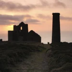 Ruines au coucher du soleil sur la côte