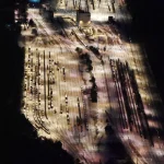 Vue aérienne nocturne d'un triage ferroviaire illuminé