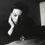 Portrait d'une femme pensant