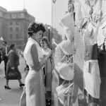 Femme regardant une vitrine de lingerie en plein air