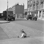Petite fille jouant dans une rue déserte