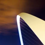 Architecture moderne de nuit avec ciel lumineux