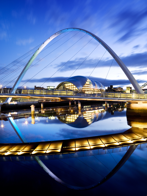 AKG4907578.webp Pont illuminé sur une rivière au crépuscule – Image 1