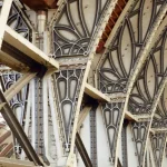 Structures en métal d'un plafond d'une gare moderne