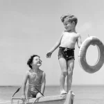 Enfants jouant sur un bateau à la plage