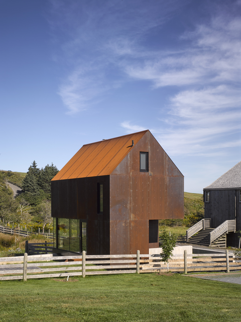 AKG5032150.webp Maison moderne en bois avec toit rouillé dans un cadre rural – Image 1