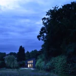 Maison Moderne dans un Paysage Nocturne