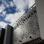 Façade moderne avec motifs géométriques découpés en métal